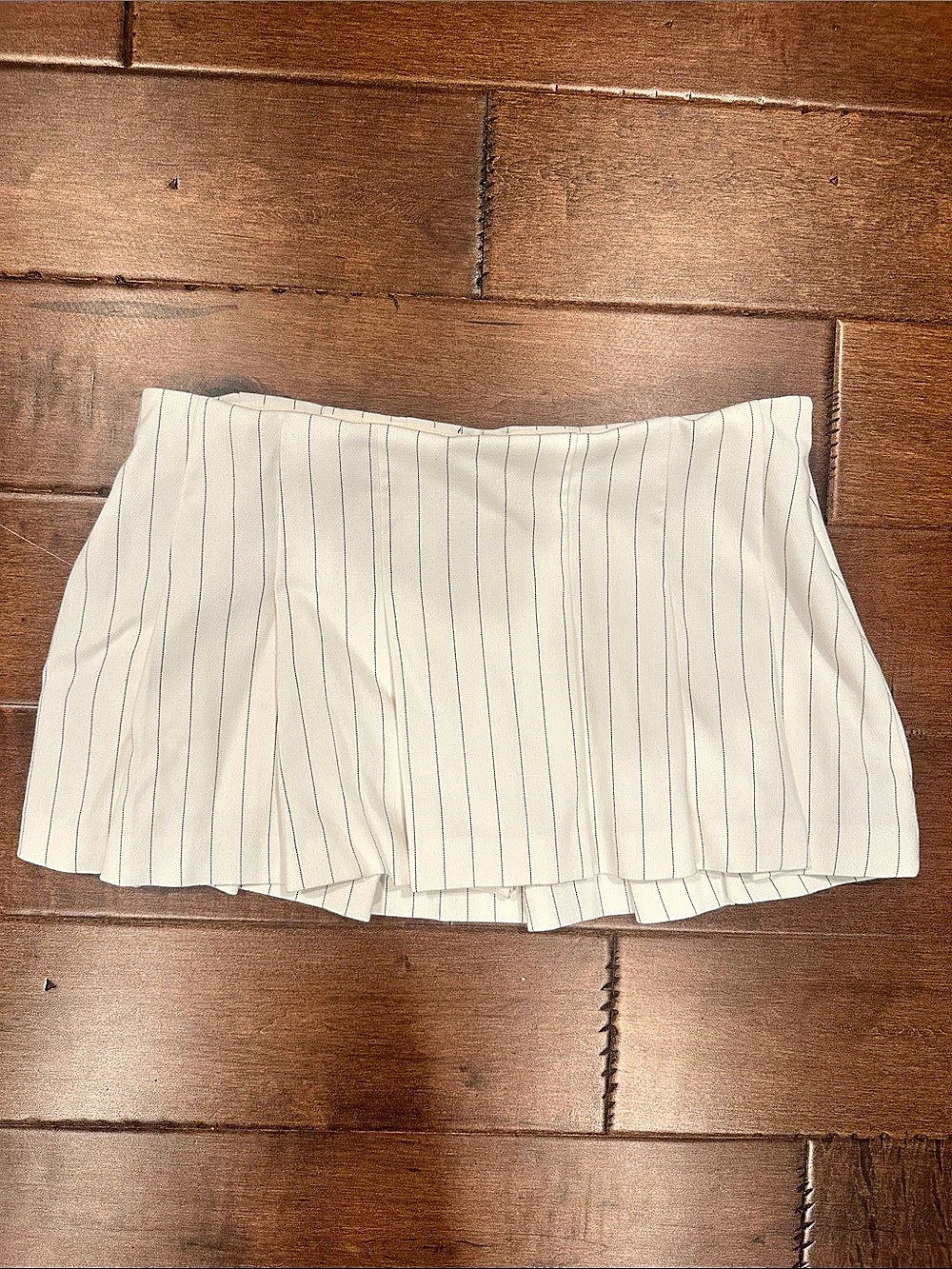Abercrombie & Fitch Striped Pleated Micro-Skort in White Size Small Like New